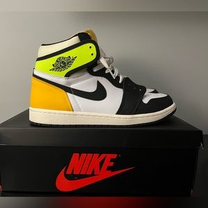Jordan 1 retro high black volt university gold